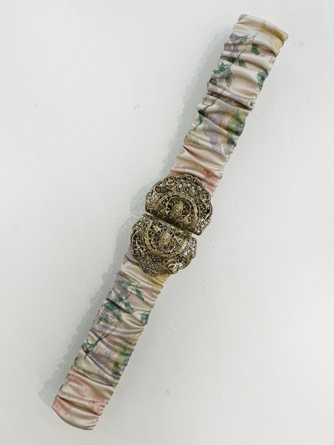 Elastik-Gürtel (floraler pastellner Jacquard) mit goldener emaillierter Filigran- Schliesse