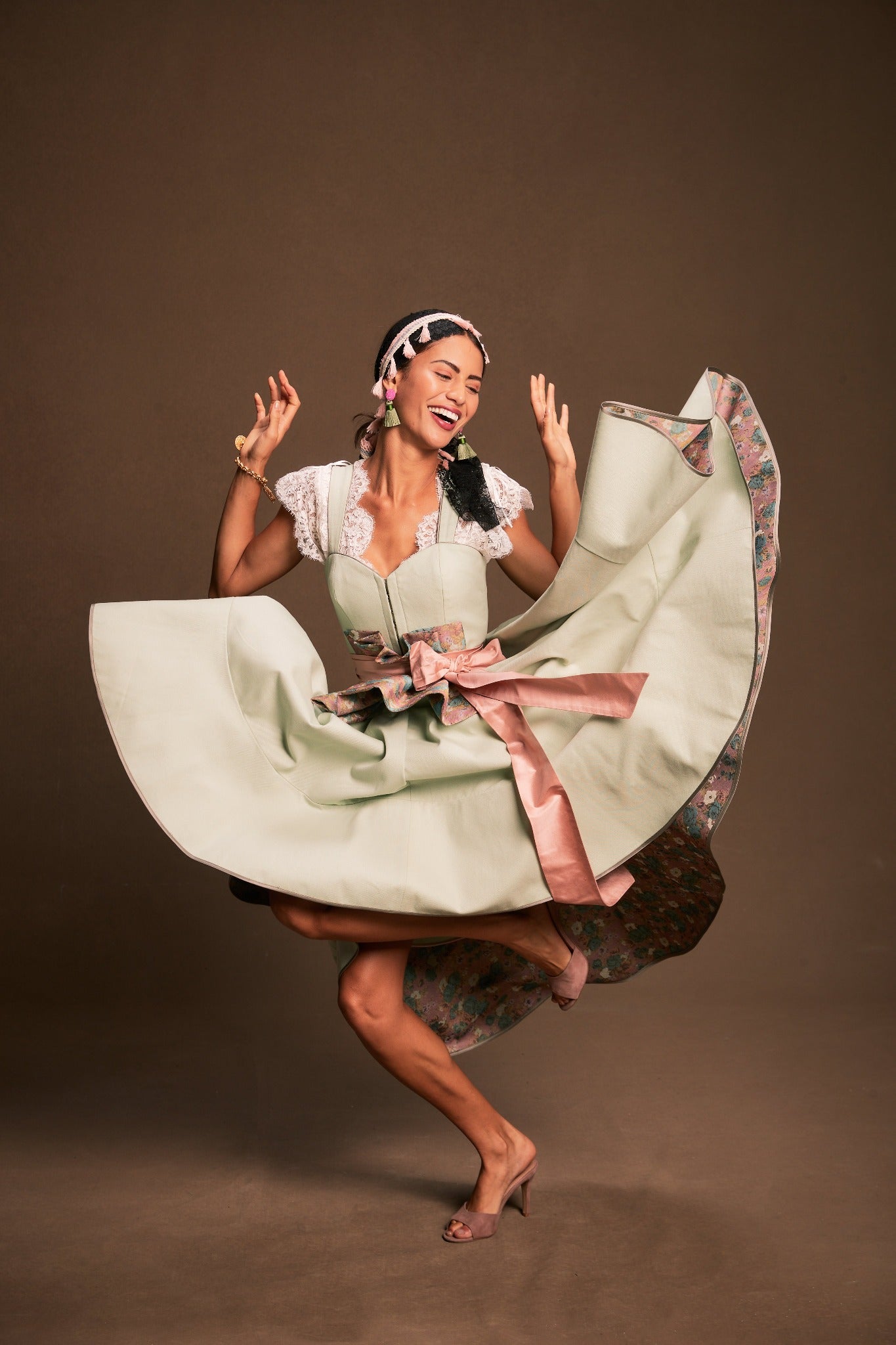 Policarpo Dirndl tanzende Trägerin