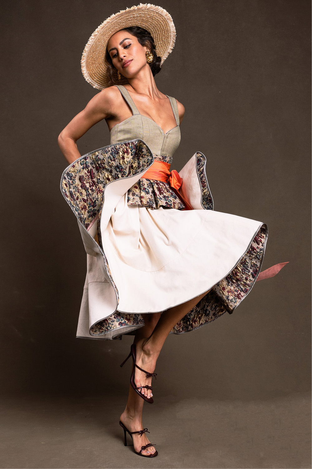 extravagantes Dirndl ohne Bluse in Grün Creme mit orangener Schleife ohne Schürze extravaganter weiter Saum