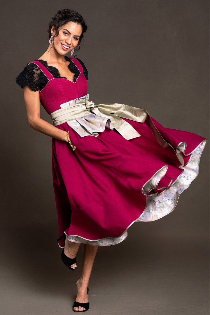 Pinkes Dirndl aus Leinen mit Seidenmieder und einem wertschwingenden Saum. Ein kurzes Schösschen statt der gewohnten Schürze.