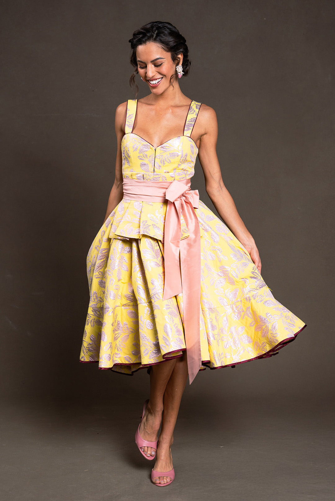 Gelbes Dirndlkleid mit Schösschen vorne und einer rosa Schleife dazu sehr schöne Ohrringe