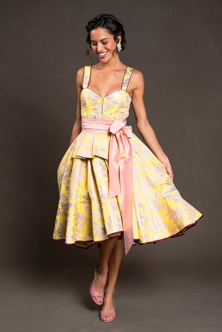 Gelbes Dirndlkleid mit Schösschen vorne und einer rosa Schleife dazu sehr schöne Ohrringe
