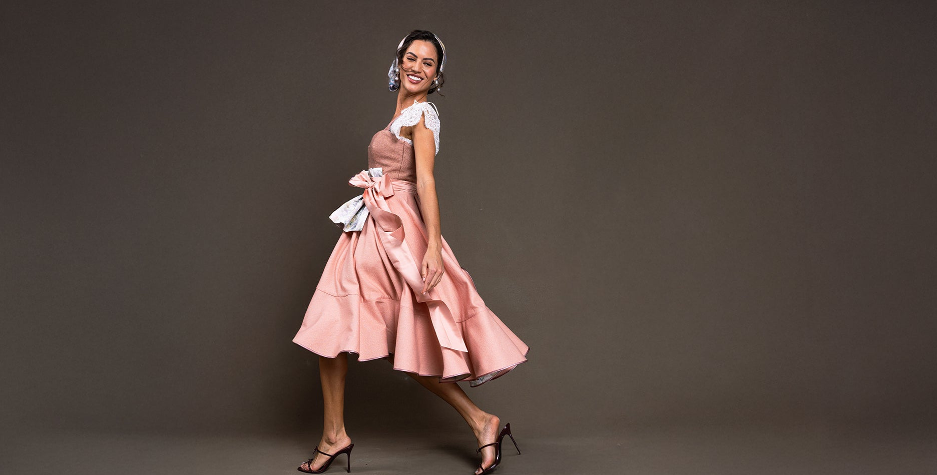  Designer-Dirndl in Rosé mit Spitzenbluse und Schleifenband – exklusives Dirndl von Policarpo Trachten