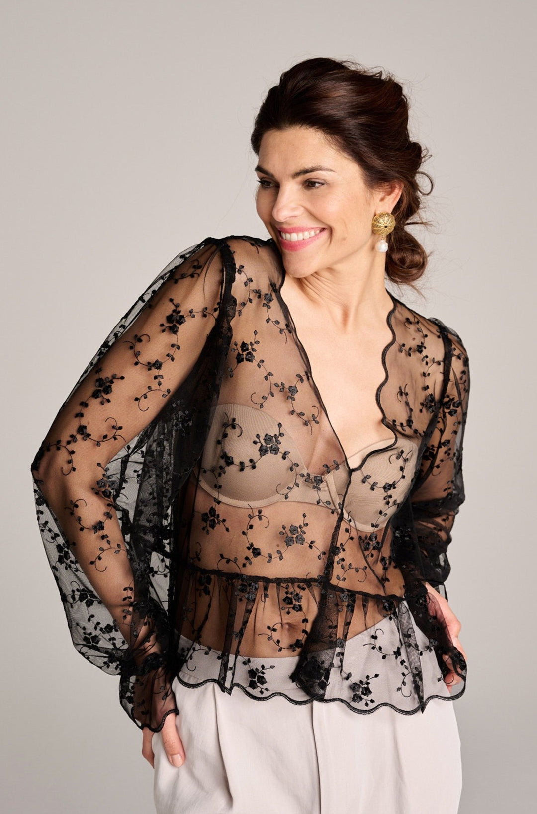 Dirndlbluse langarm schwarz aus spitze mit einem transparenten floralen Muster 