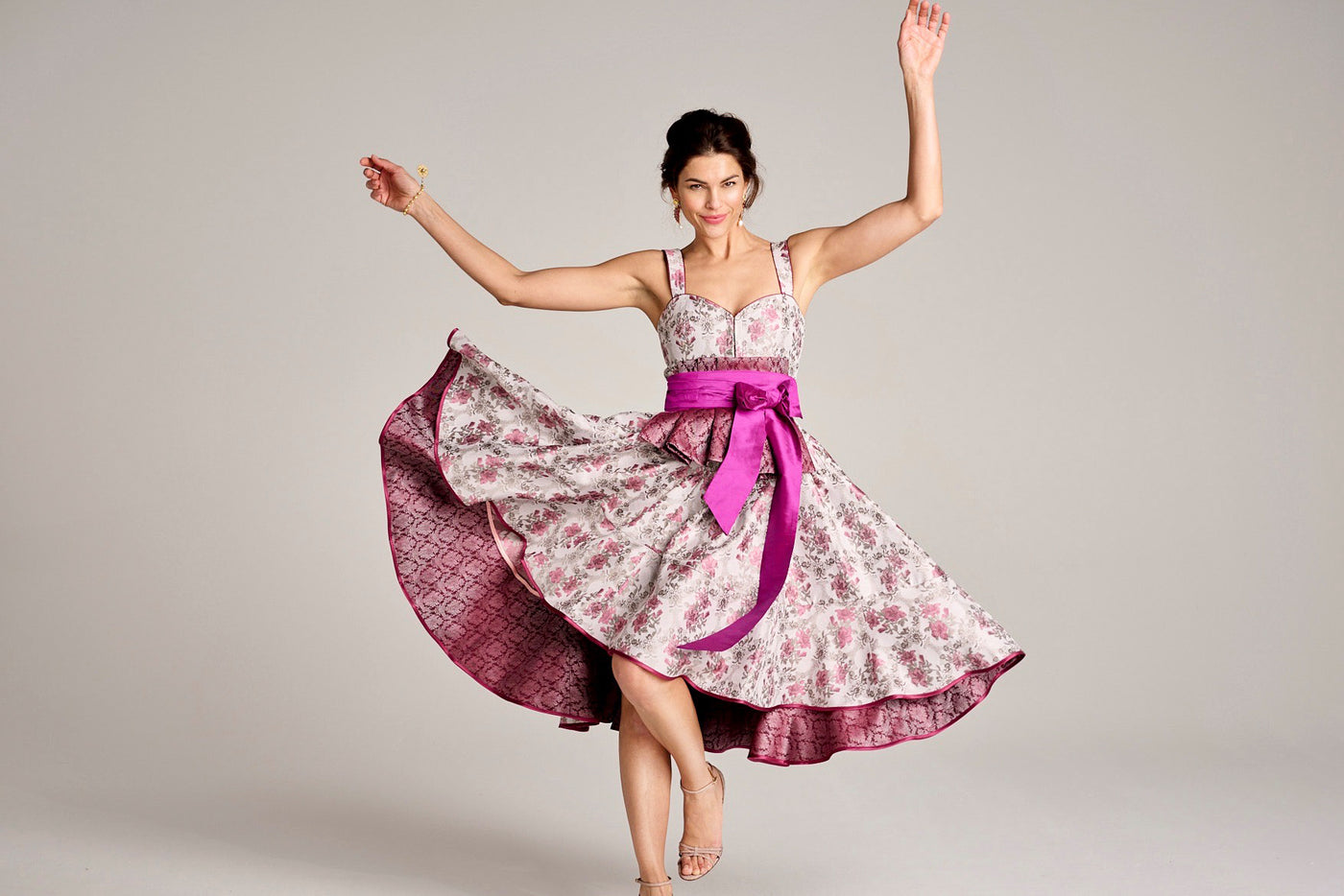 Dirndl Kleid mit floralem Muster in rosa schwungvoll ohne Schürze 