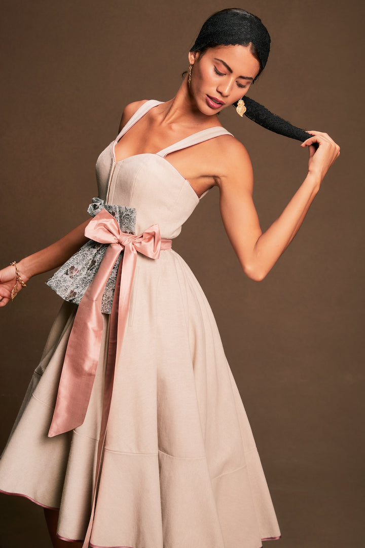 cremefarbenes Trachten Kleid mit einem herzförmigen Mieder und schmalen Trägern mit rosa Schleife