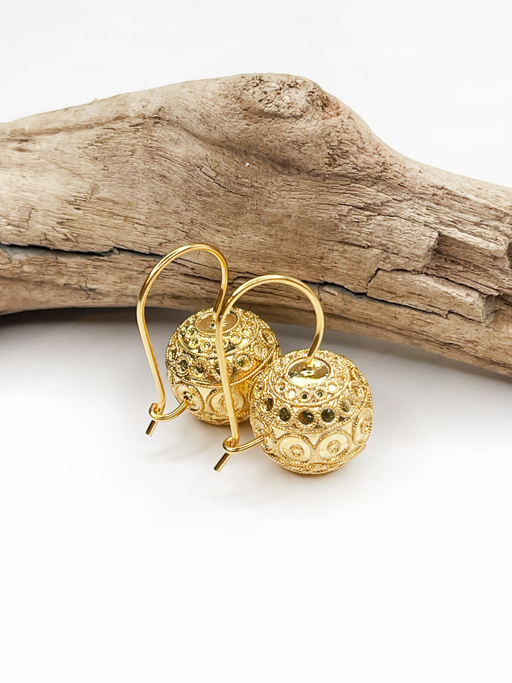 Kugel Ohrringe Hänger mit Zierornamenten in Gold
