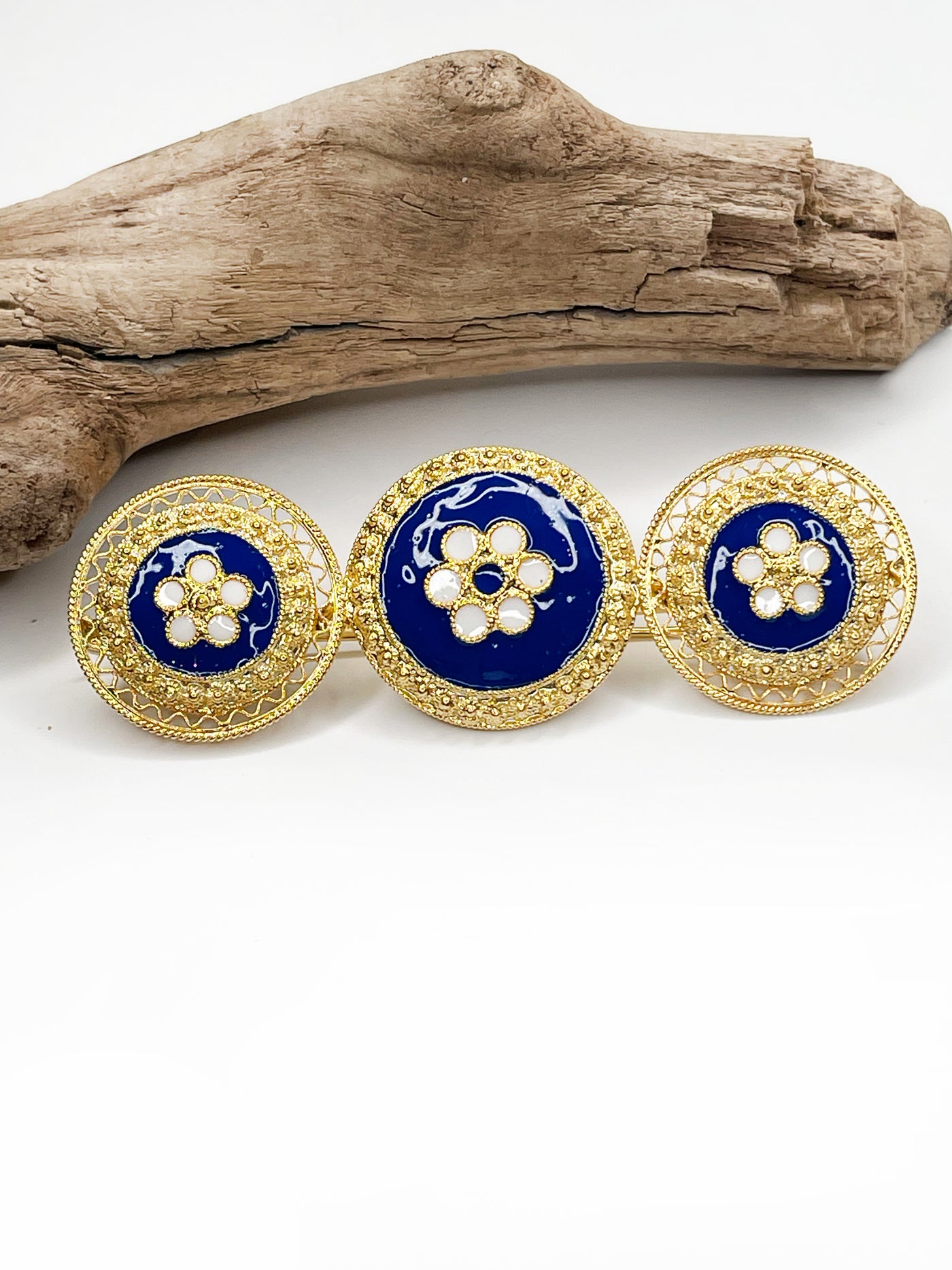 Brosche mit blau emaillierten Medaillons in Gold