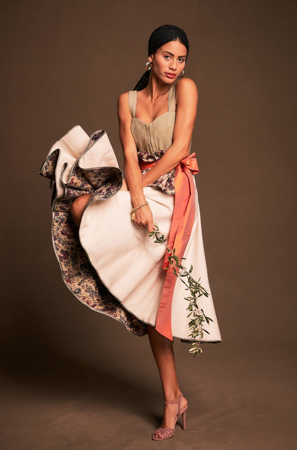 Policarpo Trachten portugiesische Tracht olivegruen creme orange Schleifenband Folklore Designertracht schönste Tracht Kreolen mediterranes Kleid Anlasskleid Anlasstracht