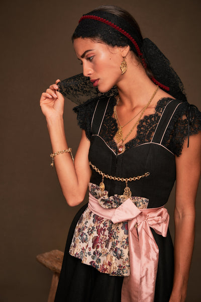 portugiesisches Dirndl - Policarpo trachten -Traditionell Goldener portugiesischer Schmuck - schwarzes Kleid aus Leinen - schoeßchen zum abknoepfen - trachten Folklore - schwarze bluse - Dirndl ohne bluse 