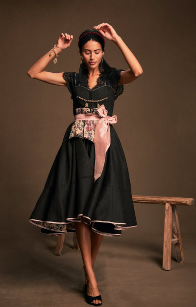 Policarpo Trachten charivari als armband in gold - portugiesische Designerin - Trachtenkleid in schwarz -Anlasskleid schwarz
