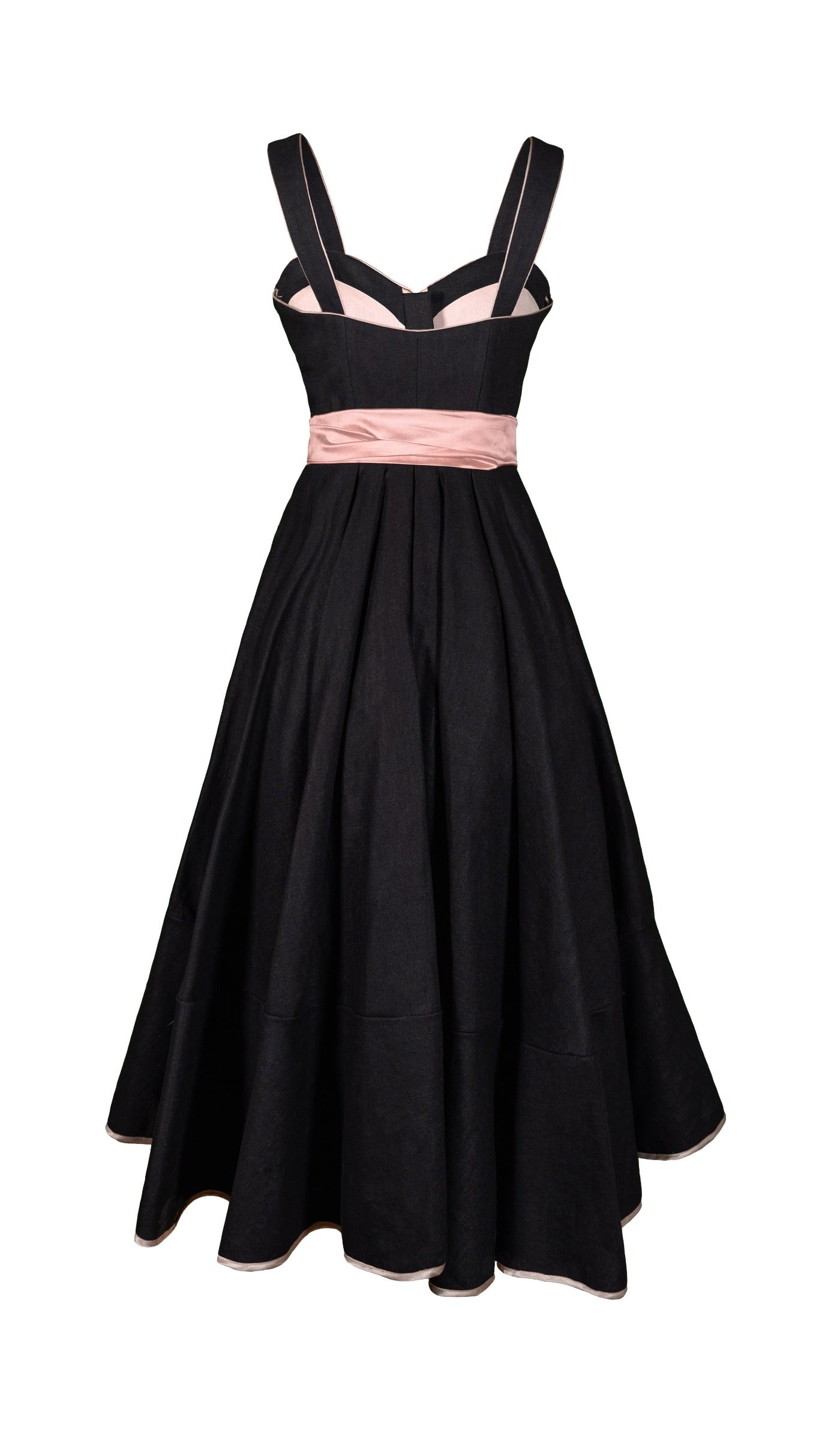 Schwarzes Policarpo Trachten Kleid - Dirndl von hinten - rückenfreies Trachtenkleid - freigestelltes Kleid - schwarzes Leinenkleid - Anlasskleid hinten länger vorne kürzer - dekorativer jaquard